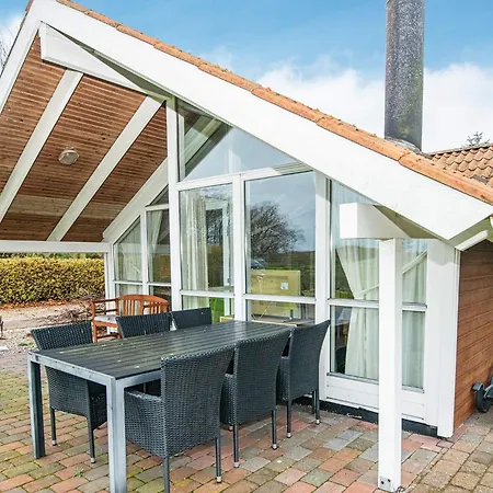 8 Person In Sydals-by Traum