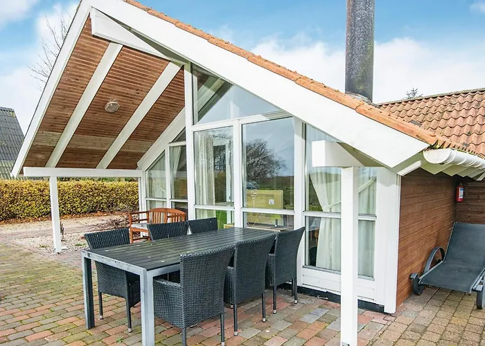 8 Person In Sydals-by Traum