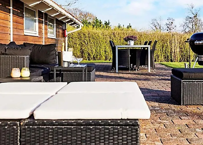 8 Person In Sydals-by Traum