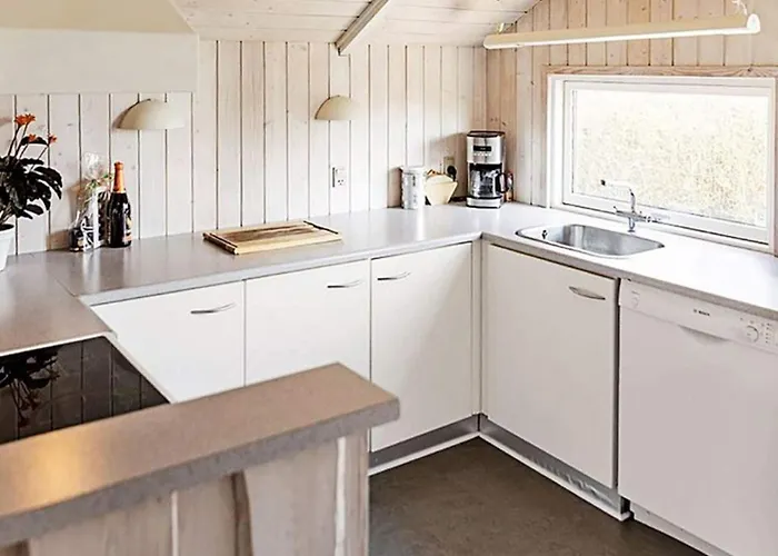 8 Person In Sydals-by Traum